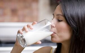 Диетичните менюта за пиене включват мляко с ниско съдържание на мазнини